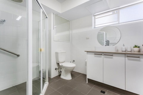 Laman Lodge, Unit 2, 15 Laman Street - Accommodation BNB 11