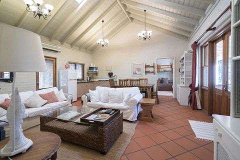 Thistle Hill Guesthouse - Walk To Many Wineries And Restaurants - Accommodation BNB 34