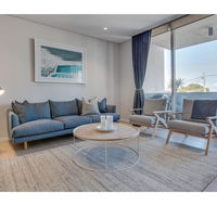 Oceanside Elegance At Superb Home Steps From Sand - Accommodation BNB