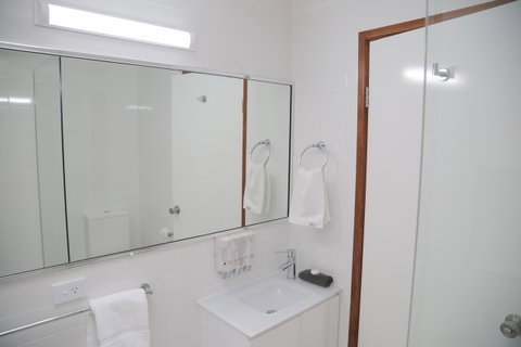 Sapphire Waters Motor Inn - Accommodation BNB 32