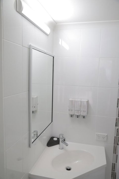 Sapphire Waters Motor Inn - Accommodation BNB 11