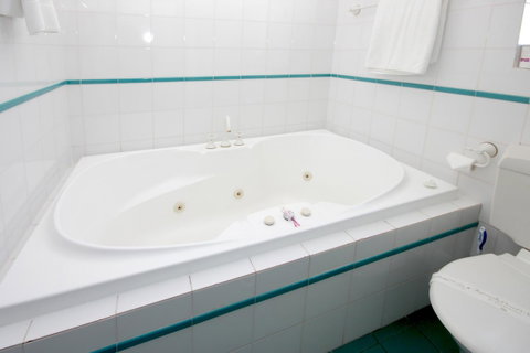 Sapphire Waters Motor Inn - Accommodation BNB 25