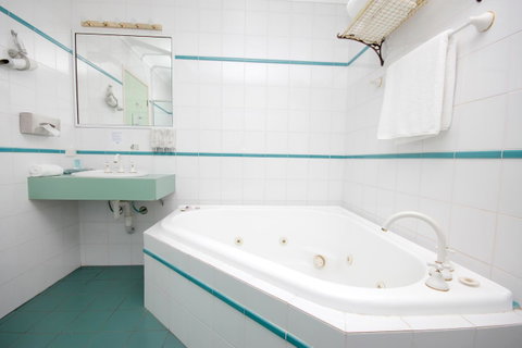 Sapphire Waters Motor Inn - Accommodation BNB 7