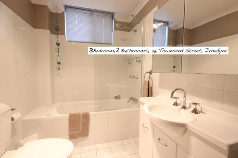 Full Circle Apartments - Accommodation BNB 13