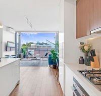 Large Light Luxe 3BDR 2BA Free Parking - walk to Sydney Uni and RPA - Accommodation BNB