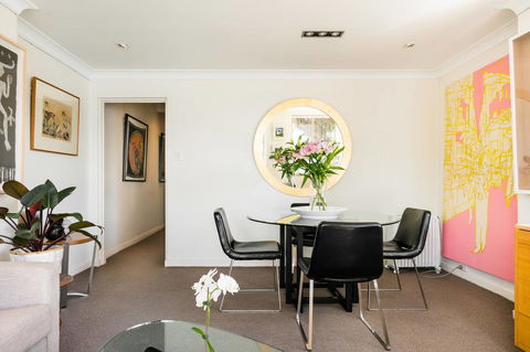 Waterfront Apartment Brimming With Inspirational Artwork - Accommodation BNB 12