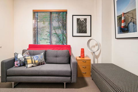 Waterfront Apartment Brimming With Inspirational Artwork - Accommodation BNB 14