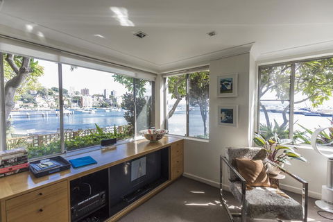 Waterfront Apartment Brimming With Inspirational Artwork - Accommodation BNB 6