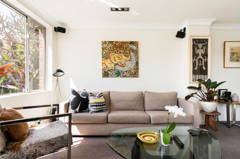 Waterfront Apartment Brimming With Inspirational Artwork - Accommodation BNB 19