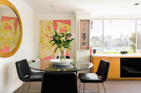 Waterfront Apartment Brimming With Inspirational Artwork - Accommodation BNB 21