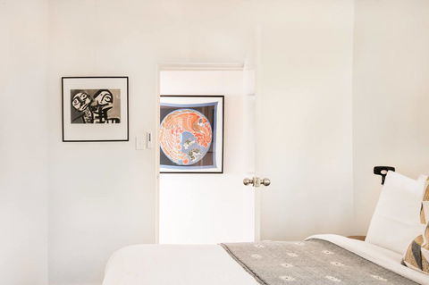 Waterfront Apartment Brimming With Inspirational Artwork - Accommodation BNB 29