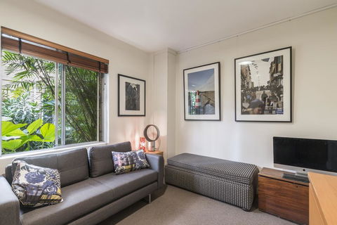 Waterfront Apartment Brimming With Inspirational Artwork - Accommodation BNB 3
