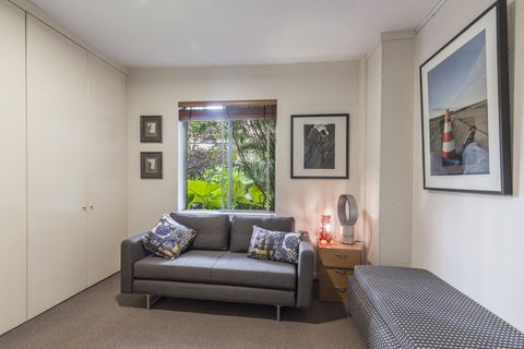 Waterfront Apartment Brimming With Inspirational Artwork - Accommodation BNB 4