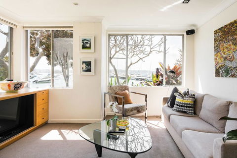 Waterfront Apartment Brimming With Inspirational Artwork - Accommodation BNB 0