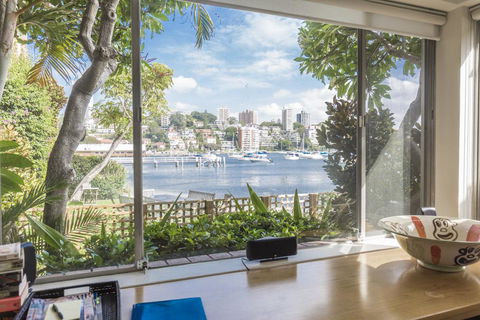 Waterfront Apartment Brimming With Inspirational Artwork - Accommodation BNB 7