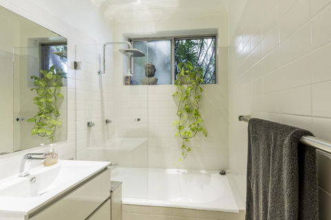Waterfront Apartment Brimming With Inspirational Artwork - Accommodation BNB 2
