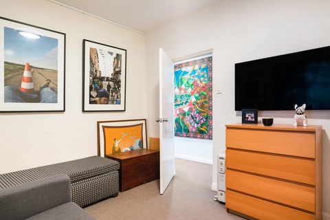 Waterfront Apartment Brimming With Inspirational Artwork - Accommodation BNB 22