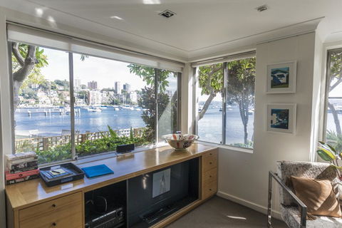 Waterfront Apartment Brimming With Inspirational Artwork - Accommodation BNB 5