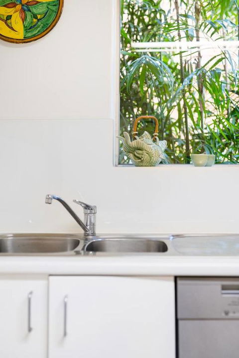 Waterfront Apartment Brimming With Inspirational Artwork - Accommodation BNB 15