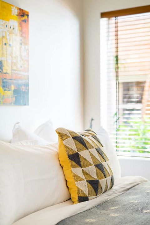 Waterfront Apartment Brimming With Inspirational Artwork - Accommodation BNB 20