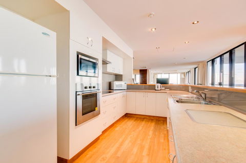 Pacific Towers Beach Resort - Accommodation BNB 18