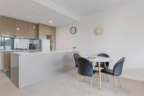 Stylish And Neat Two Bed Apartment In Wentworth Point - Accommodation BNB 3