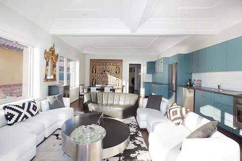 Art Deco Apartment With Breathtaking Water Views - Accommodation BNB 7