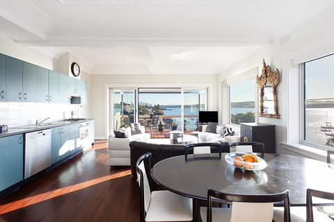 Art Deco Apartment With Breathtaking Water Views - Accommodation BNB 0