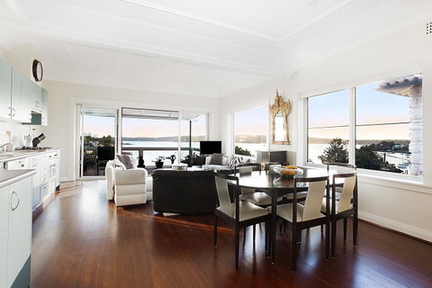Art Deco Apartment With Breathtaking Water Views - Accommodation BNB 6