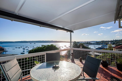 Art Deco Apartment With Breathtaking Water Views - Accommodation BNB 3