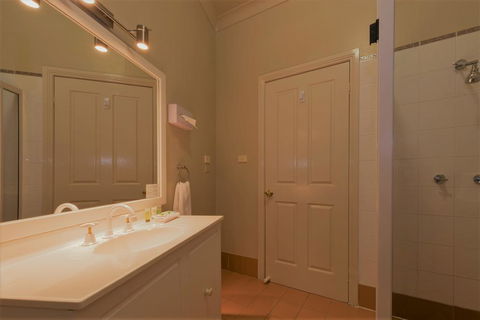 Bowen Inn Motel - Accommodation BNB 1