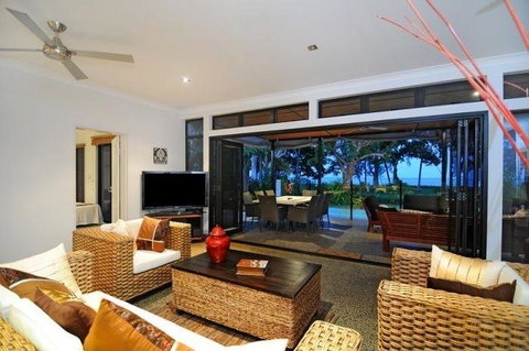 Bramston Beach - Luxury Holiday House - Accommodation BNB 1