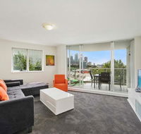 Bridge and Sails - Views of the Bridge and Opera House from this Executive 2BR Apartment in Darlinghurst - Accommodation BNB