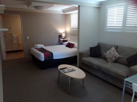 Brisbane Street Studios - Accommodation BNB 2