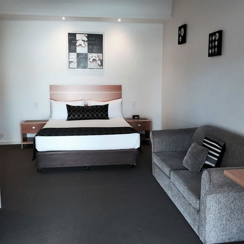 Burkes Hotel Motel - Accommodation BNB 3