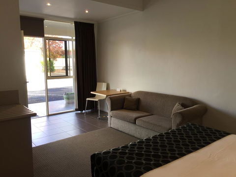 Burkes Hotel Motel - Accommodation BNB 2