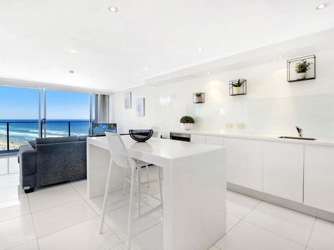 Central Surfers Paradise - Absolute Beachfront - Accommodation BNB 3