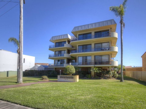 Champagne Court 1 With Water Views - Accommodation BNB 1