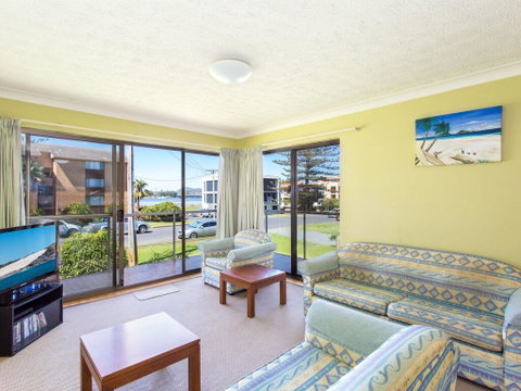 Champagne Court 1 With Water Views - Accommodation BNB 0