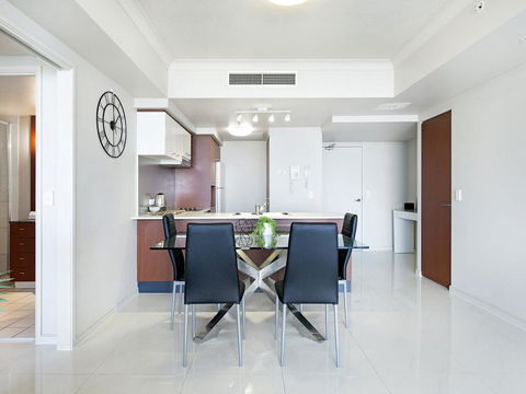 Chevron Renaissance 2 Bedroom Apartment - Accommodation BNB 3
