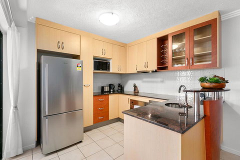 Chic City Apartment With Waterfront Views - Accommodation BNB 2