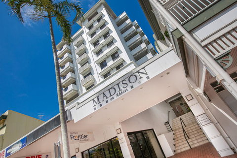 Chic City Apartment With Waterfront Views - Accommodation BNB 1