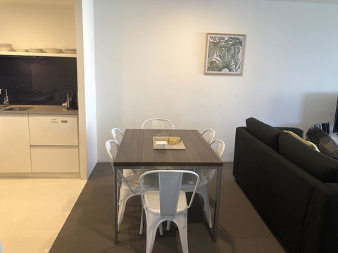 Circle On Cavill Ocean View - Accommodation BNB 2