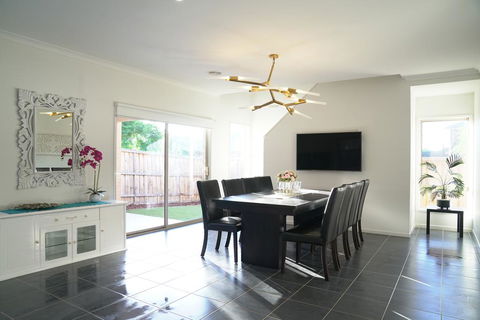 Classic 6BRM Villa In Melbourne - Accommodation BNB 2
