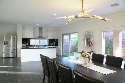 Classic 6BRM Villa In Melbourne - Accommodation BNB 0