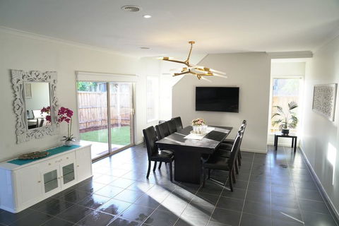 Classic 6BRM Villa In Melbourne - Accommodation BNB 3