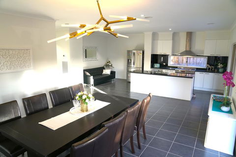 Classic 6BRM Villa In Melbourne - Accommodation BNB 1