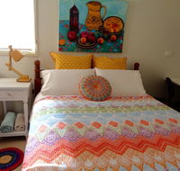 Colourful creative Artist house Glen Waverley - Accommodation BNB