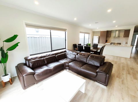 Comfortable 4BR 2Bath House Tarneit Melbourne - Accommodation BNB 0