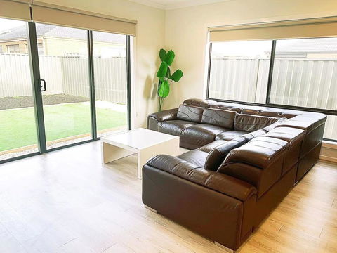 Comfortable 4BR 2Bath House Tarneit Melbourne - Accommodation BNB 1